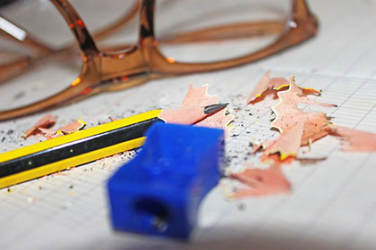 如何进行应付工资的月末结转？月末是否需要进行结转